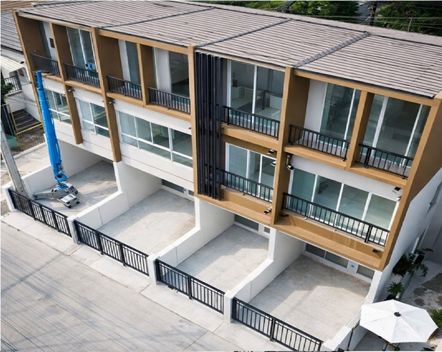 ทาวน์โฮมหรู 3 ชั้น 3 นอน ถ.สะพานนทบุรี 18 ตร.วา. 220 ตร.ม. ดูโฮม บางบัวทอง 1.91กม. ชัยพฤกษ์  โรบินสันไลฟ์สไตล์ ราชพฤกษ์ 1.55กม.3 น้ำ 