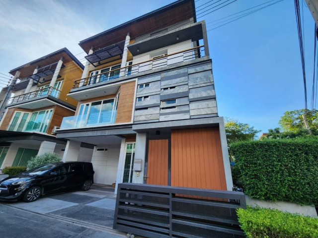 ให้เช่าบ้านเดี่ยว3ชั้น พร้อมสระว่ายน้ำส่วนตัวใจกลางเมือง โครงการThe Gallery House Pattern มี4 นอน 6 น้ำ 1 แม่บ้าน ราคา160,000บาท