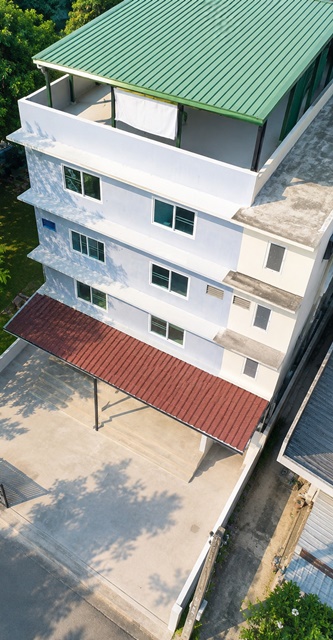  ให้เช่าตึกแถวรีโนเวทใหม่ 3ชั้นครึ่งโลตัส ร่มเกล้า 24 PT ร่มเกล้า  วัดปากบึง 450 ม. ดาดฟ้ามีหลังคา 16 ตร.ว. 224 ตร.ม. 3 นอน 