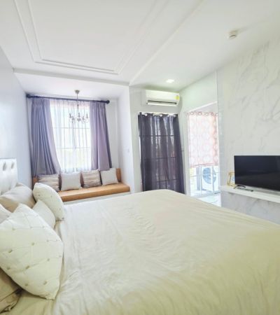 ให้เช่า 9,000 บาท/เดือนThe Canale Condo by Mobiusคอนโดพร้อมอยู่ ใจกลางเมืองเชียงใหม่ บรรยากาศดี เงียบสงบ เป็นส่วนตัวฟรี Netflix ตลอดสัญญา.รายละเอียดห้อง• ขนาด 28 ตร.ม.• ห้องดูแลง่าย อยู่สบาย• ชั้น 6 วิวโปร่ง บรรยากาศดี.ไม่รับ • ชาวจีน , ชาวอินเดีย • สัตว์เลี้ยงทุกชนิด (ตามนโยบายคอนโด).สิ่งอำนวยความสะดวกภายในห้องTV พร้อม Netflix ฟรีระบบประตูรหัส + Keycardแอร์ใหม่ เย็นฉ่ำเครื่องซักผ้าใหม่เครื่องทำ