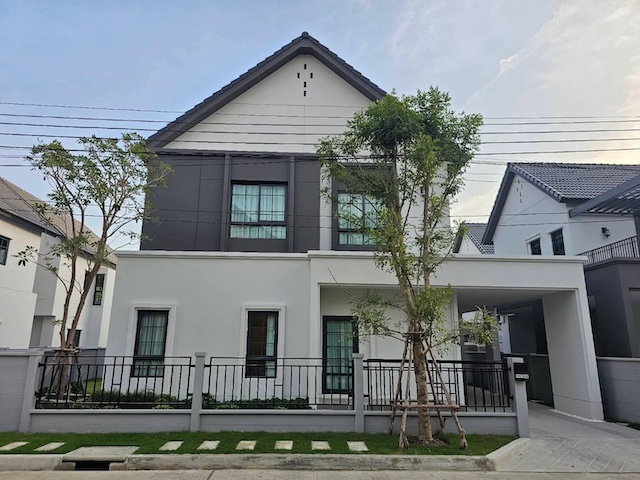BH4120 ให้เช่า CENTRO บางนา บ้านเดี่ยวโครงการใหม่ ติดเมกาบางนา Fully Furnished พร้อมเข้าอยู่ บ้านใหม่ สวย โปร่ง ไม่ร้อน ทำเลศักยภาพใกล้ทางด่วนและสนามบินสุวรรณภูมิค่าเช่าพิเศษ 90,000 บาท/เดือนพร้อมเข้าอยู่ทันทีประกัน 2 เดือน ล่วงหน้า 1 เดือนรายละเอียดบ้าน* บ้านเดี่ยวโครงการ CENTRO บางนา* พื้นที่ใช้สอย 235 ตารางเมตร* เนื้อที่ดิน 57.3 ตารางวา* 4 ห้องนอน* 4 ห้องน้ำ พร้อมเครื่องทำน้ำอุ่นทุกห้อง* 
