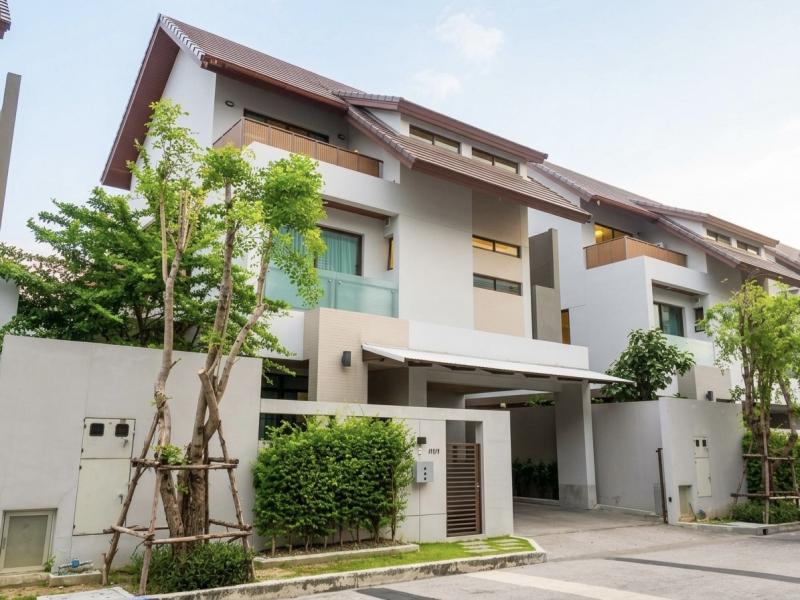 H.602 ขายบ้านเดี่ยว โครงการ Private Nirvana Resindence ที่ตั้ง: ซอยโยธินพัฒนา 11 แยก 7 แขวงคลองจั่น เขตบางกะปิ กรุงเทพ10240 รายละเอียด-พื้นที่ใช้สอยประมาณ 340 ตร.ม., เนื้อที่ 61 ตร.วา- สูง 3 ชั้น - 3 ห้องนอน 4 ห้องน้ำ-1 ห้องแม่บ้าน จอดรถได้ 2 คัน ในบ้านมีเฟอร์นิเจอร์ครบถ้วน พร้อมเข้าอยู่ สถานที่ใกล้เคียง- ห้างฯ Central Eastville, Chic Replubic, CDC, Crystal Park, HomePro, Lotus, The Walk- ทางด่วนเอกมัย-รามอินทรา- 7/11- รพ. KDMS, รพ. ลาดพร้าว, รพ.ปิยะเวชขาย 22.8 �