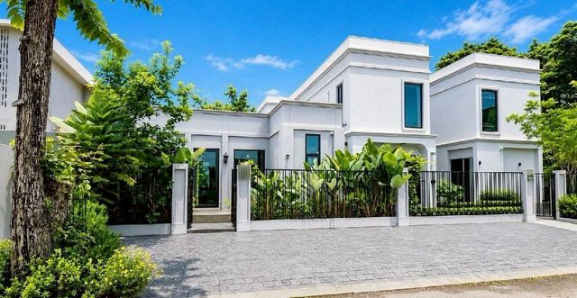 โซนรวมโชค ขาย 29.5 ล้าน 210.7 ตรว. บ้านหรูสไตล์ Modern English ฟังก์ชันครบ ทำเลศักยภาพ รองรับทั้งการอยู่อาศัย และการทำธุรกิจในบ้านอย่างลงตัว