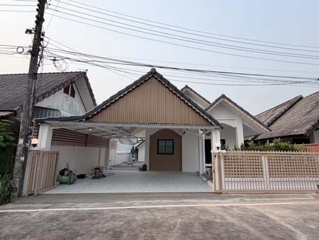 ขาย บ้านเดี่ยว รีโนเวทใหม่ทั้งหลัง ฟังก์ชันครบ พร้อมเข้าอยู่  ฟิลคาเฟ่ “ทำเลใกล้เซ็นทรัลเฟสเชียงใหม่” ต.สันทรายน้อย อ.สันทราย จ.เชียงใหม่ บ้านเดี่ยวขนาด 45 ตร.วา พื้นที่ใช้สอยประมาณ 120 ตร.ม. 3 ห้องนอน 2 ห้องน้ำ 1 ห้องนั่งเล่น 1 ครัวแยก 2 ที่จอดรถ น้ำไม่ท่วม      ราคาพิเศษ เพียง 2.29 ล้านบาท (จากราคาปกติ 2.45 ล้านบาท)    Free!! พร้อมของแถมอีกมากมาย แบบจัดเต็มฟรีเฟอร์นิเจอร์ฟรีค่าโอ�
