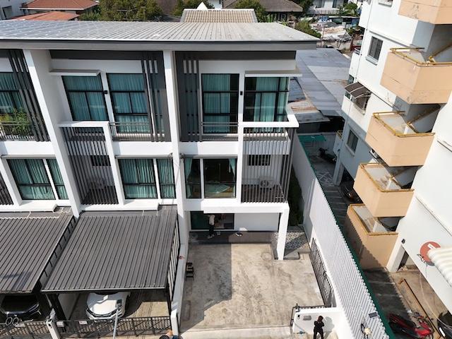ให้เช่าทาวน์โฮม 3 ชั้น โครงการ Cozy โชคชัย 4 ซอย 30 เฟส 3-4 บ้านใหม่ แต่งครบ พร้อมอยู่ติดต่อAgent คุณบัว (Bua)Tel: 093-646-4597LINE ID: Bua093ราคาเช่า 42,000 บาท/เดือนให้เช่าทาวน์โฮมหรู 3 ชั้น โครงการ Cozy โชคชัย 4 ซอย 30 เฟส 3-4 ทำเลลาดพร้าว เดินทางสะดวก ใกล้ถนนลาดพร้าว เกษตรนวมินทร์ และทางด่วน เหมาะสำหรับอยู่อาศัย ครอบครัว หรือทำโฮมออฟฟิศรายละเอียดทรัพย์ทาวน์โฮม 3 ชั้นพื้นที่ใช้สอย 207 ตารางเมตรขนาดที่ดิ�