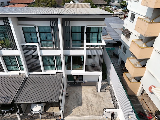 BH4129 ให้เช่าทาวน์โฮม 3 ชั้น โครงการ Cozy โชคชัย 4 ซอย 30 เฟส 3-4 บ้านใหม่ แต่งครบ พร้อมอยู่ติดต่อAgent คุณบัว (Bua)Tel: 093-646-4597LINE ID: Bua093ราคาเช่า 42,000 บาท/เดือนให้เช่าทาวน์โฮมหรู 3 ชั้น โครงการ Cozy โชคชัย 4 ซอย 30 เฟส 3-4 ทำเลลาดพร้าว เดินทางสะดวก ใกล้ถนนลาดพร้าว เกษตรนวมินทร์ และทางด่วน เหมาะสำหรับอยู่อาศัย ครอบครัว หรือทำโฮมออฟฟิศรายละเอียดทรัพย์ทาวน์โฮม 3 ชั้นพื้นที่ใช้สอย 207 ตารางเมตรขนาดที่
