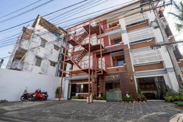 #โซนคูเมือง ให้เช่า 120,000 บาท/เดือน โรงแรมในคูเมืองเชียงใหม่ พร้อมใบอนุญาตถูกต้อง ทำเลทองใจกลางเมือง เหมาะสำหรับลงทุนและดำเนินกิจการต่อได้ทันทีรายละเอียดโรงแรมทั้งหมด 13 ห้องพักSuperior Room 7 ห้องDeluxe Room 3 ห้องJunior Suite Room 3 ห้องมีห้องอาหารชั้นล่างรองรับลูกค้าได้ประมาณ 20 ท่านค่าเช่า 120,000 บาท / เดือนเงินประกัน 500,000 บาทสัญญาเช่า 3 ปี / สัญญาโรงแรมพร้อมดำเนินกิจการต่อ ทำเลคูเมือง นัก