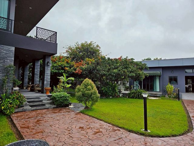 MODERN HOUSE FOR SALE 35 ล้าน — #โซนหางดง บ้านสุดหรู บนที่ดินเกือบ 1 ไร่ บ้าน 2 ชั้น #สไตล์โมเดิร์น ดีไซน์พรีเมียม ใส่ใจทุกรายละเอียด พร้อมลิฟต์ส่วนตัวตั้งอยู่บนที่ดินขนาดใหญ่ 392 ตร.วา พร้อมพื้นที่ใช้สอยมากกว่า 400 ตร.ม.พร้อมเรือนรับรอง–เรือนแม่บ้าน และพื้นที่สวนรองรับงานเลี้ยงกว่า 150 คนรายละเอียดบ้านหลัก (Main House – 400 ตร.ม.)ชั้น 12 ห้องนอน2 ห้องน้ำครัวโมเดิร์น พร้อมเตาอบ & เครื่องล้าง