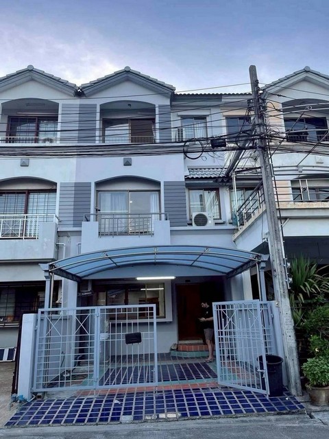 ให้เช่า-ขายทาวน์โฮม 3 ชั้นหน้าสวน​ 3 ห้องนอน บ้านกลางเมือง ซอยพระราม9 ซอย 43 ใกล้ The Nine พระราม9 **จดทะเบียนได้ *** ราคาเช่า 30,000 บาท / เดือน​ (จดทะเบียน​ 33,000 บาท​ / เดือน)*** ราคาขาย 6.75 ล้านบาท  ติดต่อ::  ชยา โทร/ID Line:: 0942823961   Link Line:: https://line.me/ti/p/3xFA1An8Kcรหัส# T26-743  ทาวน์โฮม 3 ชั้น โครงการบ้านกลางเมือง ซอยพระรามเก้า 43 ใกล้ The Nine พระราม9• เนื้อที่ 20 ต.ร.วา • พื้นที่ใช้สอย 150 ต.ร.ม.  • 3 ห้องนอน• 3 ห้องน้ำ• ห้องนั่งเล่น, ห้