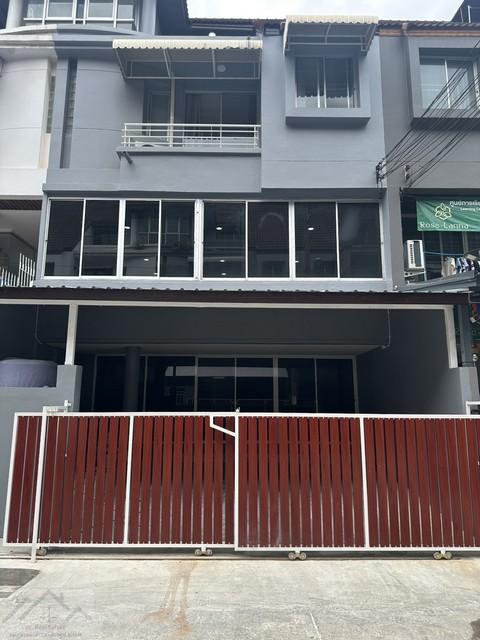 ให้เช่าโฮมออฟฟิศ4ชั้นหมู่บ้านสินธานีลาดพร้าว80ใกล้เลียบด่วนใกล้รัชดาเหม่งจ๋ายรีโนเวทใหม่ ราคาเช่า 45,000 บาท / เดือน ( สำหรับบุคคล ) ( สัญญาขั้นต่ำ 2 ปี ประกัน 2 เดือน ล่วงหน้า 1 เดือน )ราคาเช่า 49,000 บาท / เดือน ( สำหรับนิติบุคคล ) ( สัญญาขั้นต่ำ 2 ปี ประกัน 2 เดือน ล่วงหน้า 1 เดือน )ที่ตั้ง ถนนลาดพร้าว ซอยลาดพร้าว 80 แขวงวังทองหลาง เขตวังทองหลาง กรุงเทพมหานครติดต่อ : คุณภัสพงณ์ 06340981