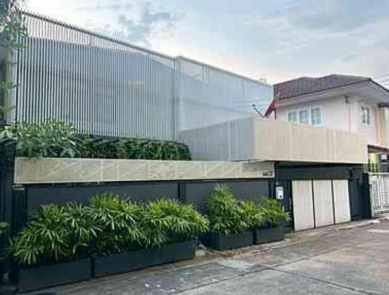 ให้เช่าบ้านเดี่ยว ลาดพร้าว ใก้ล สถานีลาดพร้าว 83สนใจติดต่อ คุณเจี๊ยบ Tel. 081 416 4142 Tel. 094 448 5038id : jeab_chick (สามารถแอดไลน์ สอบถามได้ คะ)ขนาดพื้นที่ 57 ตรว.พื้นที่ใช้สอย 600 ตรม.4 ห้องนอน 3 ห้องน้ำ1 ครัวไทย 1 ครัวฝรั่ง2 ห้องรับแขก 13 แอร์ 2 ที่จอดรถราคา 45,000 บาท/เดือนที่ตั้ง ซอย ลาดพร้าว แขวงคลองเจ้าคุณสิงห์ เขตวังทองหลาง กรุงเทพมหานครสนใจติดต่อ คุณเจี๊ยบTel. 081 416 4142Tel. 094 448 5038id : jeab_chick(สามารถแอดไลน์ สอบถา�