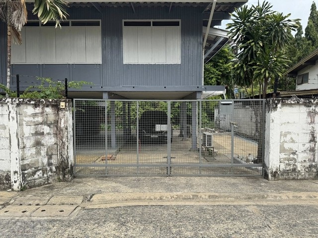 รหัส# T26-755 ให้เช่าบ้านเดี่ยวยกพื้นสูง 3 ห้องนอน ซอยศาสนา 2 ย่านอารีย์ ถนนพระราม 6 บรรยากาศร่มรื่น เงียบสงบ ใกล้กระทรวงการคลัง *** ราคาเช่า 35,000 บาท/เดือนติดต่อ::  ชยา  โทร/ID Line:: 0942823961   Link Line:: https://line.me/ti/p/3xFA1An8Kcรหัส # T26-755• บ้านเดี่ยวยกพื้นสูง ซอยศาสนา 2 ถนนพระราม 6 ใกล้กระทรวงการคลัง • บรรยากาศร่มรื่น เงียบสงบ ทำเลใจกลางเมือง เดินทางสะดวก ใกล้ถนนพระราม 6 และทางด่วน • เหมาะสำหรับอยู่อาศัย