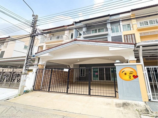 ให้เช่าทาวโฮม 3 ชั้น 4 ห้องนอน หมู่บ้านธนาภิรมย์ ศรีนครินทร์-วงแหวน ใกล้โลตัส ศรีนครินทร์**** ราคาเช่า 33,000 บาท/เดือน ติดต่อ::  ชยา โทร/ID Line:: 0942823961   Link Line:: https://line.me/ti/p/3xFA1An8Kcรหัส# T26-752ทาวโฮม 3 ชั้น หมู่บ้านธนาภิรมย์ (ศรีนครินทร์-วงแหวน)• พื้นที่ใช้สอย 205 ตารางเมตร• 4 ห้องนอน ห้องน้ำในตัวทุกห้อง• 5 ห้องน้ำ • หน้าบ้านกว้าง 6 เมตร• ต่อเติมหลังคาจอดรถไว้แล้ว• จอดรถในบ้านได้ 2 คัน• มีเฟอร์นิเจอ