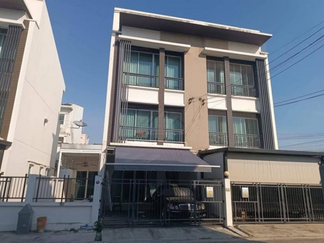 ให้เช่าทาวน์โฮม 3 ชั้น 3 ห้องนอน บ้านกลางเมือง โชคชัย 4 ซอย 50 ทำเลดี ใกล้เซ็นทรัลอีสวิว *** ราคาเช่า 30,900 บาท/เดือน -- ต่างชาติ 32,500 บาทติดต่อ:: ชยา โทร/ID Line:: 0942823961Link Line:: https://line.me/ti/p/3xFA1An8Kcรหัส# T26-760ทาวน์โฮม 3 ชั้น บ้านกลางเมือง โชคชัย 4 ซอย 50 ทำเลดีใกล้เซ็นทรัลอีสวิว • ขนาด 25.7 ตร.วา  • พื้นที่ใช้สอย 149 ตรม.• 3 ห้องนอน • 3 ห้องน้ำ • จอดรถได้ 2 คัน• แต่งครบ เรียบหรู เดินทางสะดวก ใกล้เลียบทางด่วนรามอินท�