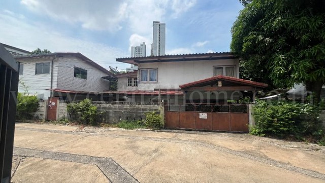 รหัสทรัพย์ : N1147บ้านเดี่ยว งามวงศ์วาน 43 แยก 7 ทำเลศักยภาพ เดินทางสะดวก ราคาถูกที่ตั้ง : ถนนงามวงศ์วาน แขวงทุ่งสองห้อง เขตหลักสี่ กรุงเทพมหานคร 10210&nbsp;รายละเอียดทรัพย์- บ้านเดี่ยว 2 ชั้น พื้นที่ 63 ตารางวา พื้นที่ใช้สอย 300 ตารางเมตร- 4 ห้องนอน, 4 ห้องน้ำ, 1 ห้องนั่งเล่น, 1 ห้องรับแขก, 3 ที่จอดรถ- บ้านเสริมมี 1 ห้องนั่งเล่น, 1 ห้องนอน&nbsp;- หน้าบ้านหันไปทางทิศใต้ทำเล และสถานที่ใกล้เค�