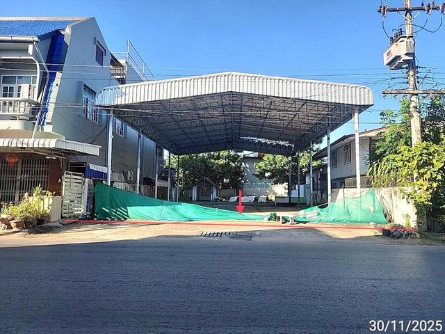   บ้านเดี่ยว กาฬสินธุ์ ถนน ธนะผล อำเภอ เมืองกาฬสินธุ์ จังหวัด กาฬสินธุ์  ถนน ธนะผล ตำบล กาฬสินธุ์ อำเภอ เมืองกาฬสินธุ์ จังหวัด กาฬสินธุ์  ราคาโปรโมชั่น  5,616,000  บาท    ลดจาก 7,542,000  บาท ราคาโปรโมชั่นตั้งแต่วันที่ 1 เมษายน 2569 – 30 มิถุนายน 2569  รายละเอียดทรัพย์ -  เนื้อที่ 170.90 ตร.ว.  พื้นที่ใช้สอย 60.00 ตร.ม. -  3 ห้องนอน  -  1 ที่จอดรถ  -  บ้านหันไปทางทิศใต้  พิกัดทรัพย์ : https://maps.app.goo.gl/B71pUaqMMALV7Re86  สถานที่ใก�
