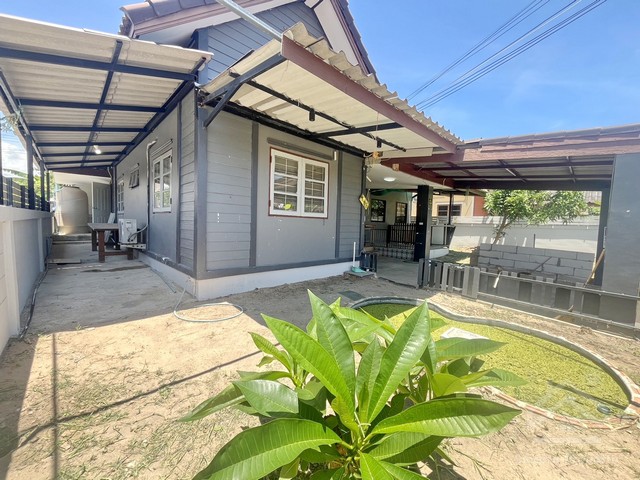 ขายบ้านเดี่ยวหลังมุม หมู่บ้านทรายแก้ว ตะเคียนเตี้ย – บางละมุงCorner House for Sale – Sai Kaew Village, Takhian Tสนใจติดต่อโทร 094-494-5389Line, WhatsApp: sincereproperty95บ้านเดี่ยวหลังมุม ทำเลดี มีพื้นที่รอบบ้านกว้าง บรรยากาศเงียบสงบ ถนนในโครงการกว้าง เดินทางสะดวก เหมาะสำหรับอยู่อาศัยหรือซื้อไว้ลงทุนที่ตั้ง: หมู่บ้านทรายแก้ว โรงโป๊ะ ตะเคียนเตี้ย บางละมุง ชลบุรีจุดเด่น - บ้านหลังมุม มีพื้นที่ใช้สอยรอบบ้าน - ต�