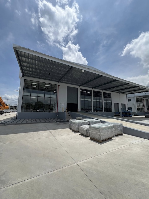 BST1247 ให้เช่าโกดังและคลังสินค้า Frasers Property Last Mile Hub ปู่เจ้าสมิงพราย สมุทรปราการ ใกล้ตัวเมือง พื้นที่สีเหลือง เหมาะสำหรับ Logistic และศูนย์กระจายสินค้าติดต่อ Agent คุณบัว (Bua)Tel: 093-646-4597LINE ID: Bua093ราคาเช่า 160 บาท/ตร.ม.รายละเอียดพื้นที่* ขนาด 1,986 ตร.ม. จำนวน 2 หลัง* ขนาด 1,856 ตร.ม. จำนวน 2 หลัง* รองรับน้ำหนัก 3 ตัน/ตร.ม.* ความสูงอาคาร 12 เมตร* รองรับการจัดเก็บสินค้าและระบบ Rackจุดเด่น* โครงการ Frasers Property Last Mile Hub* ทำเลใกล