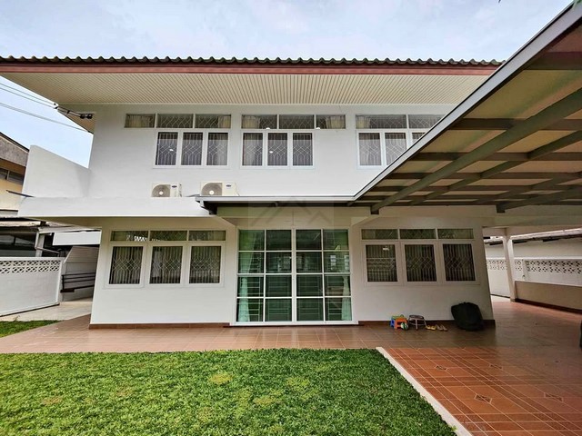 ให้เช่าบ้านเดี่ยว 2 ชั้น 90 ตรว. 3 ห้องนอน ซอยศรีบูรพา ใกล้นิด้า บรรยากาศดี เงียบสงบ เพื่อนบ้านดี ใกล้สวนนวมินทร์ภิรมย์*** ราคาเช่า 42,000 บาท/เดือน  ติดต่อ:: ชยา โทร/ID Line:: 0942823961   Link Line:: https://line.me/ti/p/3xFA1An8Kcรหัส# T26-708บ้านเดี่ยว 2 ชั้นขนาดใหญ่ ซอยศรีบูรภา ใกล้มหาวิทยาลัยนิด้า บรรยากาศดี เงียบสงบ เพื่อนบ้านดี ใกล้สวนนวมินทร์ภิรมย์• ขนาดเนื้อที่ 90 ตารางวา • 3 ห้องนอน • 3 ห้องน้ำ • 1 ห้องครัวขนาด�