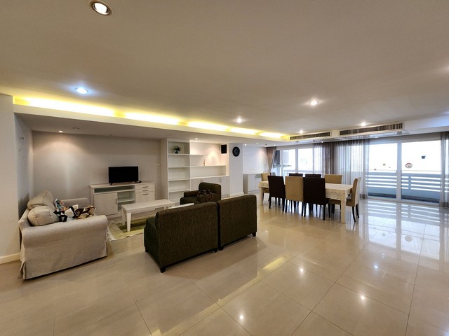 FOR SELL: Le Premier 2 Duplex 4 ห้องนอน 4 ห้องน้ำ ขนาด 258 ตร.ม. ใกล้ BTS ทองหล่อ *** Duplex Type 258 sq.m. 4 beds/4 baths, Renovated and Fully Furnished ****** ราคา 23,000,000 บาท (รวมค่าใช้จ่ายทุกอย่าง) ****** สนใจติดต่อ 089-175-6462 รายละเอียด (รหัสทรัพย์ C1-0416)- Duplex Type (8th-9th floor) ขนาด 258.89 ตร.ม.  ขนาด 4 ห้องนอน 4 ห้องน้ำ- Renovated ห้องรับแขกขนาดใหญ่ พร้อม built-In เฟอร์นิเจอร์ และเครื่องใช้ไฟฟ้าครบ  - Built-in kitchen พร้อมตู้แขวนเก็บของ เตาไฟฟ้า และที่ดูดควัน และเคาเตอรแบบบาร์เหล้า- Sofa ขนาดใหญ