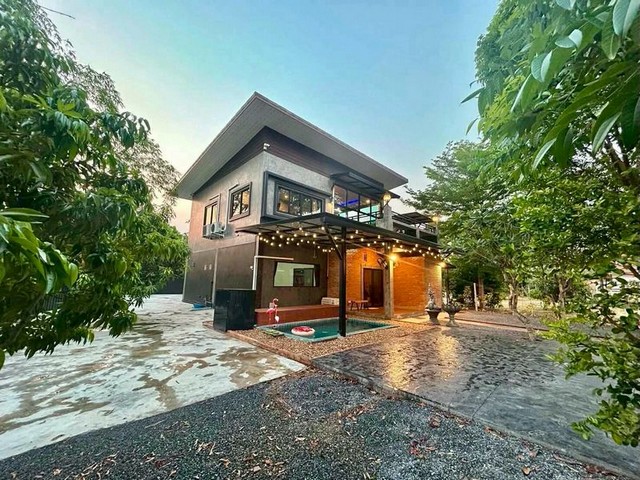 ให้เช่า 70,000 บาท/เดือน #โซนหางดง ตรงข้าม #กาดฝรั่ง Pool Villa สไตล์ #Tropical Modern Loft บ้านสร้างตามหลักฮวงจุ้ยที่ดีที่สุด เงียบสงบ เป็นส่วนตัว #น้ำไม่ท่วม ท่ามกลางธรรมชาติสีเขียว ให้ความรู้สึกเหมือนพักรีสอร์ตทุกวันรายละเอียดบ้านพื้นที่ดิน 202 ตร.วาพื้นที่ใช้สอย 300 ตร.ม.2 ห้องนอน3 ห้องน้ำ1 ห้องทำงาน (Home Office)สระว่ายน้ำส่วนตัวสวนและลาน BBQ กว่า 350 ตร.ม.ประตูรีโมทอัตโนมัติกล้องวงจรปิดรอบบ้