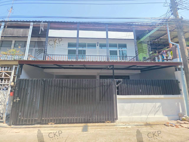 ขาย ทาวน์เฮาส์รีโนเวทใหม่พร้อมอยู่ในซอยรัชดา 32 บนทำเลใจกลางเมือง เดินทางสะดวกใกล้ถนนรัชดาภิเษก ลาดพร้าว และ MRT ภาวนา พร้อมฟังก์ชัน 5 ห้องนอน 2 ห้องน้ำ ตอบโจทย์ทั้งอยู่อาศัยและทำโฮมออฟฟิศได้อย่างลงตัว | รหัส 93353 แขวงจันทรเกษม เขตจตุจักร กรุงเทพฯ ติดต่อสอบถามได้ค่ะรายละเอียด (Description)- ขนาด 29 ตร.วา- บ้าน 2 ชั้น- 5 ห้องนอน 2 ห้องน้ำ- รีโนเวทใหม่พร้อมอยู่การเดินทาง- ถนนรัช�