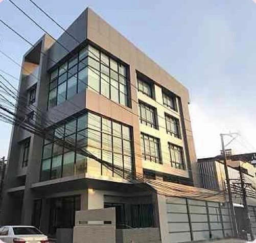 ขายอาคารสำนักงาน 4.5 ชั้น 907 ตรม. พร้อมโกดัง 2 ชั้น รามคำแหงซอย 4 แบ่งห้องทำงานเป็นสัดส่วนพร้อมใช้งาน ใกล้ทางด่วน, Airport Link*** ราคาขาย 29 ล้านบาท (ปรับลดราคา) ติดต่อ::  ชยา โทร/ID Line:: 0942823961   Link Line:: https://line.me/ti/p/3xFA1An8Kcรหัส# T26-266อาคารสำนักงาน 4 ชั้นครึ่ง พร้อมโกดัง 2 ชั้น รามคำแหงซอย 4 เนื้อที่ 88 ตารางวาพื้นที่ใช้สอย 907 ตารางเมตร พร้อมโกดัง 2 ชั้นภายในสำนักงาน :-มีการตกแต่งพร้อมใช้งานและแบ่งห้องทำงา