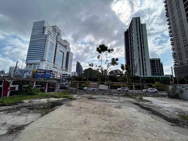 ให้เช่าที่ดิน 264 ตรว. ทำเล CBD สาทร - นราธิวาส ผังสีแดง ติดถนน 2 ด้าน ใกล้ BTS ช่องนนทรี, ตึกเอ็มไพร์*** ราคาเช่า 270,000 บาท/เดือน *** ราคาขาย 900,000 บาท/ตรว ติดต่อ::  ชยา โทร/ID Line:: 0942823961   Link Line:: https://line.me/ti/p/3xFA1An8Kcรหัส# T26-246ที่ดิน ทำเล CBD สาทร - นราธิวาส ใกล้ BTS ช่องนนทรี, ตึกเอ็มไพร์- เนื้อที่: 264 ตารางวา- ติดถนนใหญ่นราธิวาส และด้านข้างติดถนนซอย - หน้าที่ดินติดถนนนราธิวาส กว้าง ประมาณ 22 เมตร - ด้านข้างติดถนนซอ�