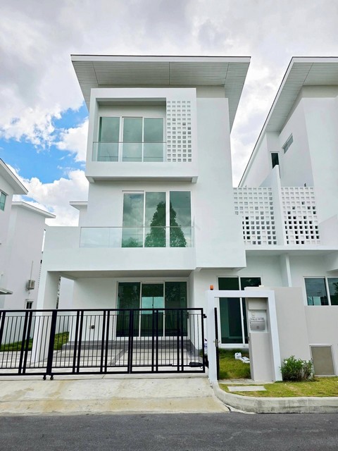 ขายบ้านเดี่ยว 3 ชั้น 38.5 ตร.ว. เนอวานา แอบโซลูท เอกมัย-รามอินทรา Nirvana Absolute Ekkamai-Ramintra บ้านใหม่ สวย วิวดี  *** ราคาขาย 12.69 ล้านบาท ติดต่อ::  ชยา โทร/ID Line:: 0942823961   Link Line:: https://line.me/ti/p/3xFA1An8Kcรหัส# T26-229บ้านเดี่ยว 3 ชั้น Nirvana ABSOLUTE เอกมัย - รามอินทรา บ้านใหม่ สวย วิวดี  - ขนาดที่ดิน 38.5 ตร.ว. - พื้นที่ใช้สอย 230 ตร.ม. - 4 ห้องนอน - 4 ห้องน้ำ  - บ้านพร้อมระบบถ่ายเทอากาศลดความร้อนของตัวบ้าน - ประตูรั้วอัตโนมัติ- ที่จอดรถทั้งหมด 3