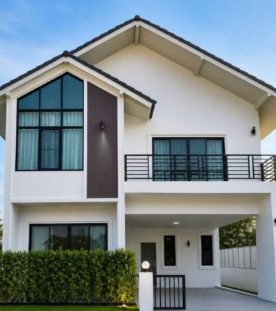 เริ่มต้น 5.5 ล้านบาท*ให้เช่า 49,000/เดือน* บ้านแหวน หางดง เชียงใหม่ บ้านเดี่ยวสไตล์โมเดิร์น พร้อมเฟอร์บ้านใหม่หลังใหญ่ ฟังก์ชันครบตอบโจทย์ทั้งอยู่อาศัยและลงทุน .รายละเอียดบ้าน4 ห้องนอน4 ห้องน้ำ(ห้องน้ำในตัวทุกห้องชั้นบน)1 ห้องแต่งตัว Walk-in Closet1 ห้องครัว1 ห้องเก็บของจอดรถ 2 คัน.ชั้น 1• ห้องรับแขกเพดานสูง โปร่ง โล่ง• โซนรับประทานอาหาร + เคาน์เตอร์บาร์• ครัวใหญ่ รับลมและแ�