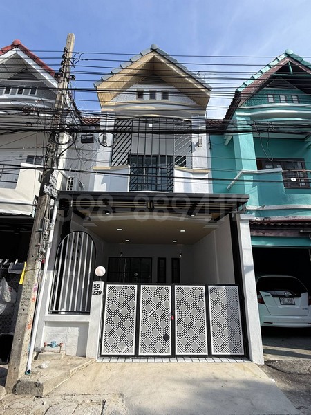 ทาวน์เฮ้าส์ 2 ชั้น หมู่บ้านเลิศอุบล พระยาสุเรนทร์ 44 ราคาขาย 1.99 ล้านบาท (1,990,000 บาท)----------------------------------------รายละเอียด :* เนื้อที่ 16 ตร.ว.* 3 ห้องนอน 2 ห้องน้ำ* จอดรดได้ 1 คันสถานที่ใกล้เคียง- ซาฟารีเวิลด์- ห้างแฟชั่น ไอซ์แลนด์- รพ.สินแพทย์- โรงเรียนสาธิตพัฒนา- ห้าง The Jass- สวนสยามการเดินทางสะดวก :- ถนนรามอินทรา- ถนนพระยาสุเรนทร์- ถนนพระยาสุเรนซอย 44- ถนนคู้บอน- ใกล้จุดขึ้นลงทางด่วนจตุโชติ ใก�