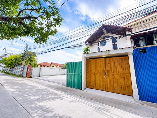 เหมาะทำโฮสเทลหรือสำนักงานถนนสุขุมวิท 62-68  ครัวกลาง บ้าน 2ชั้น AIRBNB โฮมออฟฟิศ 7นอน 29,999 B-M 4น้ำ ใกล้ BTS อุดมสุข 390 ม. พื้นที่ 56 ตร.ว. 300ตรม.  ใช้สอยกว่า 3 ชั้น Sukhumvit 62-68 Central kitchen Two-story house Airbnb home office. 7Bed 29,999 B-M 4Bath Home Office near BTS Udomsuk 390m.  Land size 56sq.w. 3Storeys usable space Ideal for hostel or officeถนนสุขุมวิท 62-68 แขวงบางนา เขตบางนา กรุงเทพมหานครSukhumvit 62-68 Road BangNa Subdistrict BangNa District Bangkok.ขนาดที่ดิน 56 ตร.ว. พื้นที่ใช้สอย 3 ชั้นLand size 56 sq.w. with 3 floors usable spaceรายละเอียดอาคารอาคาร 3 ชั้น พร้