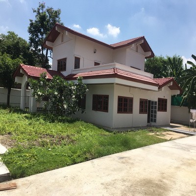  ให้เช่าบ้านเดี่ยว พร้อมเรือนออฟฟิศแยก ลาดพร้าว 41 ซอยภาวนาเหมาะทำ Home Office | Online Business | TikTok Live | Production House- ทำเลดี ใกล้ MRT ภาวนา และถนนลาดพร้าว 41- ที่ดิน 200 ตร.ว.- พื้นที่ใช้สอยประมาณ 300 ตร.ม. บ้านใหญ่ 4 ห้องนอน 3 ห้องน้ำ- ห้องรับแขก 2 ห้อง- ห้องแม่บ้าน 1 ห้อง- มีบ้านเล็ก/เรือนออฟฟิศแยกจากตัวบ้าน- แอร์และเฟอร์นิเจอร์บางส่วน- จอดรถในบ้านได้ 6–7 คัน- จดทะเบียนบริษัทได้*** ค่าเช่าเพียง 50,000 บาท/เดือ�