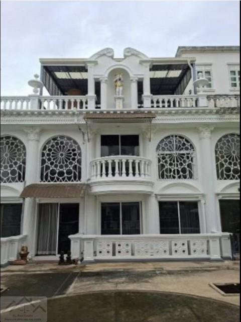 ให้เช่าทาวน์โฮม 4 ชั้น โครงการ Leo Classic Place สุขุมวิท 49/13 เฟอร์ครบ พร้อมอยู่ใกล้ BTS ทองหล่อ–พร้อมพงษ์ เลี้ยงสัตว์ได้ติดต่อ:: ชยา โทร/ID Line:: 0942823961Link Line:: https://line.me/ti/p/3xFA1An8Kcรหัส# T26-764ทาวน์โฮม 4 ชั้น โครงการ Leo Classic Place สุขุมวิท 49 ใจกลางสขุมวิท• พื้นที่ใช้สอยประมาณ 250 ตร.ม• 5 ห้องนอน ( 2 ห้องใหญ่ ห้องน้ำในตัว, 1 ห้องนอน มีห้องน้ำในตัว 1 ห้องนอนเล็ก ห้องน้ำแยก 1 ห้องแม่บ้าน มีห้องน้ำในตัว)• 5 ห้องน้ำ• 1 ห้องค�