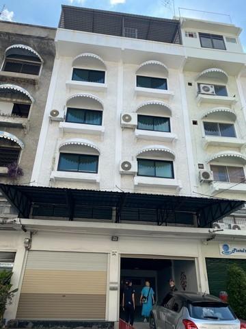 ให้เช่าอาคารพาณิชย์4.5ชั้น2คูหาซอยลาดพร้าว128/4 ใกล้ๅMRTลาดพร้าว101ราคาเช่า 60,000 บาท / เดือน ( สัญญาขั้นต่ำ 3 ปี ประกัน 3 เดือน ล่วงหน้า 1 เดือน )ที่ตั้ง ถนนลาดพร้าว ซอยลาดพร้าว 128/4 แขวงคลองจั่น เขตบางกะปิ กรุงเทพมหานคร 10240ติดต่อ : คุณภัสพงณ์ 0634098164Line : binkem22https://www.facebook.com/profile.php?id=61581484955548เนื้อที่ 24 ตารางวา พื้นที่ใช้สอย 432 ตารางเมตร จำนวน 4.5 ชั้น 2 คูหา 5 ห้องอเนกประสงค์ 3 ห้องน้ำ หน้ากว้าง 8 เมตร ลึก 12 เ�