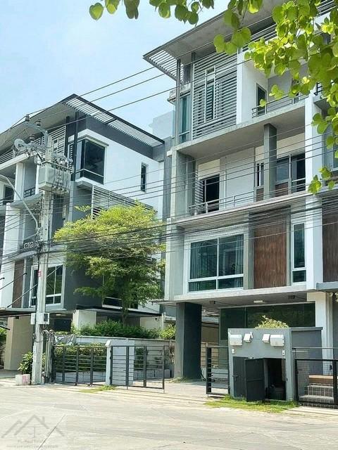  ให้เช่า - ขายโฮมออฟฟิศ 4 ชั้น + ดาดฟ้า 400 ตรม. โครงการ บี สแควร์ พระราม 9-เหม่งจ๋าย (B Square) สหการประมูล ทำเลทอง ใกล้เลียบด่วน ใกล้เอกมัย ทองหล่อติดต่อ:: ชยา โทร/ID Line:: 0942823961Link Line:: https://line.me/ti/p/3xFA1An8Kcรหัส# T26-762โฮมออฟฟิศ 4 ชั้น + ดาดฟ้า โครงการ บี สแควร์ พระราม 9-เหม่งจ๋าย• โฮมออฟฟิศ 4 ชั้น + ดาดฟ้า (ชั้น 5)• เนื้อที่ 48 ตร.วา• พื้นที่ใช้สอยรวมกว่า 400 ตร.ม.• หน้ากว้าง 7 เมตร / ด้านข้าง 2 เมตร• แอร์ทุกห้อง• จอ�
