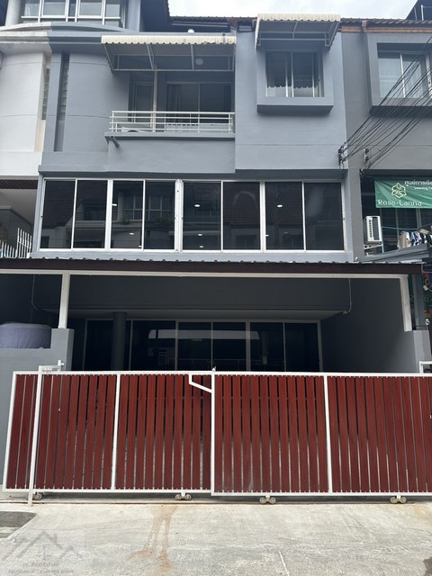 ให้เช่าโฮมออฟฟิศ 4 ชั้น 300 ตร.ม. 5 ห้อง หมู่บ้านสินธานี ลาดพร้าว 80 รีโนเวทใหม่ ใกล้เลียบด่วน ใกล้รัชดาเหม่งจ๋าย  *** ราคาเช่า 45,000 บาท/เดือน บุคคล*** ราคาเช่า 49,000 บาท/เดือน นิติบุคคล ติดต่อ:: ชยา โทร/ID Line:: 0942823961   Link Line:: https://line.me/ti/p/3xFA1An8Kcรหัส# T26-723โฮมออฟฟิศ 4 ชั้น หมู่บ้านสินธานี ลาดพร้าว 80 รีโนเวทใหม่ ใกล้เลียบด่วน ใกล้รัชดาเหม่งจ๋าย • เนื้อที่ 28.3 ตารางวา• พื้นที่ใช้สอย: 300 ตร.ม.  • 3 ห้องนอนขนาดใ�