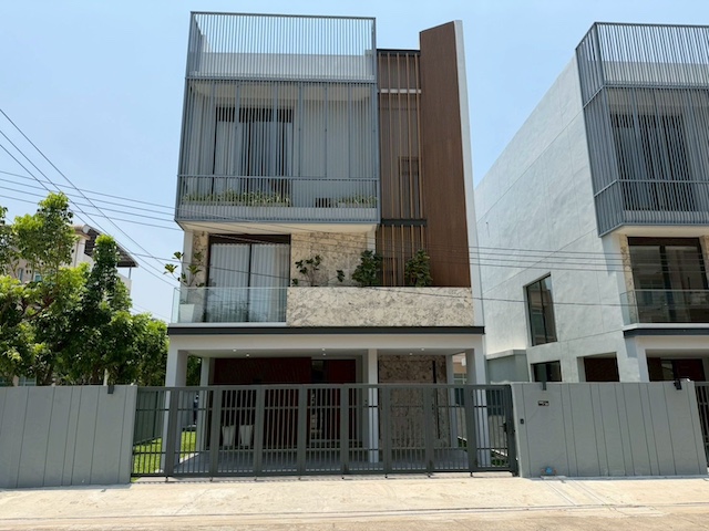 BS1052 ขายบ้านเดี่ยวหรู PREECHA รามคำแหง–กรุงเทพกรีฑา บ้านใหม่สไตล์ Modern Luxury ใกล้พระราม 9 และสนามบินสุวรรณภูมิ พร้อมลิฟต์ส่วนตัวติดต่อ Agent คุณบัว (Bua)Tel: 093-646-4597LINE ID: Bua093ราคาเริ่มต้น 16.9 ล้านบาทฟรีค่าโอนบ้านเดี่ยวดีไซน์หรู รองรับครอบครัวใหญ่และธุรกิจ SME พร้อมพื้นที่ใช้สอยขนาดใหญ่และฟังก์ชันครบครัน ทำเลศักยภาพติดถนนกรุงเทพกรีฑา เดินทางสะดวกเชื่อมต่อเมืองรายละเอียดบ้าน* พื้นท