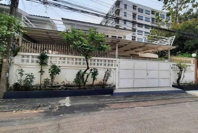 ให้เช่าบ้านเดี่ยว 2 ชั้น 77 ตรว. 3 ห้องนอน หมู่บ้านอยู่เจริญ542 ประชาราษฎร์บำเพ็ญ 24 ใกล้ สนง.เขตห้วยขวาง ใกล้ MRT ห้วยขวาง *** ราคาเช่า 50,000 บาท/เดือนติดต่อ: ชยา โทร/ID Line:: 0942823961   Link Line:: https://line.me/ti/p/3xFA1An8Kcรหัส# T26-774บ้านเดี่ยว 2 ชั้น หมู่บ้านอยู่เจริญ 542 ซ.ประชาราษฏร์บำเพ็ญ 24• เนื้อที่ดิน 77 ตรว.• 3 ห้องนอน ห้องนอนใหญ่มีห้องน้ำในตัว (แอร์ 3 ห้อง เตียง ตู้เสื้อผ้า โต๊ะเครื่องแป้ง บิวท์อิน ทุกห้อง)• 3 ห�