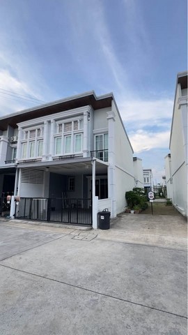 RTJ2274ให้เช่าทาวโฮมหลังมุม2ชั้น ใกล้BTS แบริ่ง เพียง 5 นาที ใกล้ทางด่วน เข้าออกได้หลายทาง โครงการ Golden Town สุขุมวิท-BTS แบริ่งใกล้โรงเรียนนานาชาติ: St. Andrews , Berkeley , Wellsพื้นที่ใช้สอย  117 ตร.ม.  4 ห้องนอน  3 ห้องน้ำ มีชั้นลอย แอร์ 3 ตัว  จอดรถได้ 2 คันสนใจติดต่อคุณเจี๊ยบ โทร092-851-6969Line : Keti2522 รับสัตว์เลี้ยง มีพื้นที่พาเดินเล่นราคาเช่า 25,000/เดือน สัญญา 1 ปี ฟรีค่าส่วนกลาง · รับสัตว์เลี้ยง +1,000บาท มัดจำ 2 เด