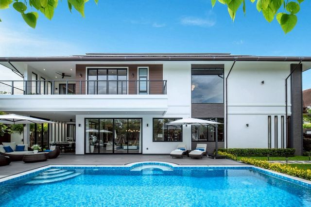 โซนกาดฝรั่ง #หางดง ขาย 59.128 ล้าน 287.9 ตรว. 5 นอน 7 น้ำ Luxury Pool Villa สร้างใหม่ #เฟอร์นิเจอร์ครบครัน พร้อมเข้าอยู่ เดินเพียง 1 นาที ถึง #ริมปิงกาดฝรั่ง ทำเลไฮเอนด์ที่หาได้ยากในเชียงใหม่รายละเอียดบ้านที่ดิน 287.9 ตร.ว.พื้นที่ใช้สอยรวม 761 ตร.ม.5 ห้องนอน7 ห้องน้ำสระว่ายน้ำระบบเกลือ ขนาด 5 × 9 เมตรJacuzzi ส่วนตัวภายในสระNEW ARRIVAL! Type Gold @ กาดฝรั่ง หางดงพูลวิลล่าระดับลักซ์ชัวรี่ ดีไซน์หรู ฟังก์ชันครบ ค