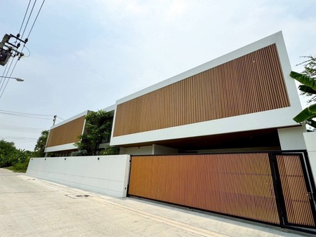 ขาย #บ้านเดี่ยว B-YAN Pool & Residence  Kaset–Nawamin Private Luxury Living บนที่สุดของทำเลศักยภาพ ประเสริฐมนูกิจ 25 – เกษตรนวมินทร์ราคาขาย  59,000,000  บาท#รายละเอียดประเภททรัพย์ :  Pool Villa 2 ชั้น บ้านสร้างใหม่หมู่บ้าน : B-YAN Pool & Residence  Kaset–Nawamin ที่ดินขนาด : 104 ตรว. พื้นที่ใช้สอย : 550 ตร.ม.  จำนวนห้อง  4+1 ห้องนอน 4 ห้องน้ำ- 1 ห้องแม่บ้าน ** พร้อมสระว่ายน้ำส่วนตัว*บ้านไม่มีค่าส่วนกลาง#ทำเล ที่ตั้ง #สถานที่ใกล้เคียง- Central Eastville , CDC- Nawamin City Avenue 