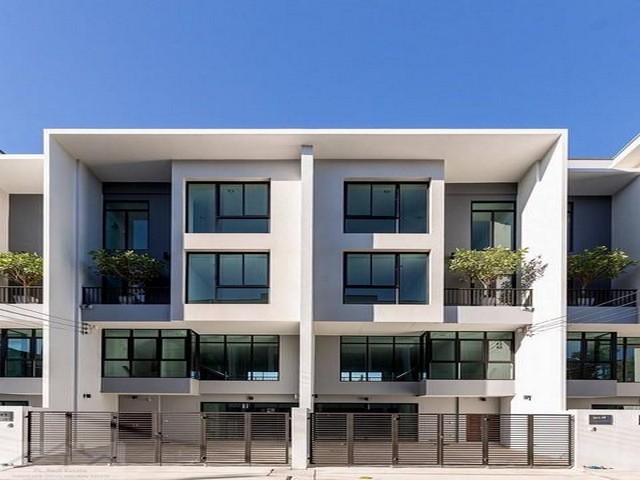 ให้เช่าโฮมออฟฟิศ 4ชั้น ซอยพหลโยธิน50 โครงการ 128 Possible Private Home Office ใกล้ BTS สายหยุด มี 2อาคารให้เลือกเช่า** Agent **ติดต่อ คุณปอ : 061 619 8565ID line: 061 619 8565แอดไลน์กดที่ลิงค์นี้ได้เลยครับ : https://line.me/ti/p/zu0mm-ozFXติดต่อ คุณบิว : 081 252 3279 ID line: 061 787 9691แอดไลน์กดที่ลิงค์นี้ได้เลยครับ : https://line.me/ti/p/SR5Ehdv_q-** รหัส BT205ราคา 40,000 บาท/เดือน ต่อรองได้ ประกัน 2 เดือน ล่วงหน้า 1 เดือน สัญญา 1 ปีราคา 35,000 บาท/เดือน อาคารเปล่าโครงการเดียวกัน มีแค่แอร