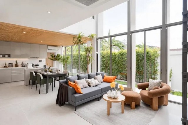 Rare Item บ้านหรูใจกลางเมือง ตรงข้าม Central EastVilleIZEN URBAN* RESIDENCEราคาเริ่ม 16.9 ล้านบาท พร้อมแอร์ทั้งหลังบ้านเดี่ยว Modern Luxury ดีไซน์โปร่งโล่งด้วย Double Volume สูง 6 เมตรพร้อมพื้นที่ใช้สอยขนาดใหญ่ 338 ตร.ม.ออกแบบเพื่อครอบครัวที่ต้องการทั้ง “พื้นที่” ความเป็นส่วนตัว และการใช้ชีวิตใจกลางเมืองอย่างลงตัว- 4 ห้องนอน 5 ห้องน้ำ- พร้อมแอร์ทั้งหลัง- Private Garden- Smart Home + Solar Rooftop พื้นที่นั่งเล่นขนาดใหญ่ รับแสงธรรมชา�