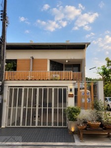ให้เช่าทาวน์โฮม 2 ชั้น หมู่บ้านเสียงสนนิเวศน์ สุขุมวิท 68 รีโนเวทใหม่ เฟอร์พร้อมเข้าอยู่ติดต่อ:: ชยา โทร/ID Line:: 0942823961Link Line:: https://line.me/ti/p/3xFA1An8Kcรหัส# T26-767• ทาวน์เฮาส์ 2 ชั้น หมู่บ้านเสียงสนนิเวศน์ สุขุมวิท 68 รีโนเวทใหม่ พร้อมเข้าอยู่• ขนาด 24 ตารางวา• 2 ห้องนอน• 2 ห้องน้ำ• ที่จอดรถภายในบ้านพร้อมเฟอร์นิเจอร์และเครื่องใช้ไฟฟ้า• เตียงนอน• ตู้เสื้อผ้า• โต๊ะทำงาน• เครื่องปรับอากาศ 3 เค�