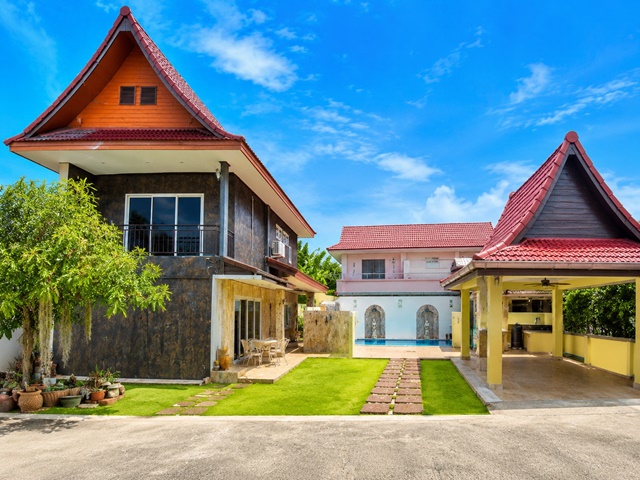 พรประภานิมิตร13-19  พูลวิลล่า 2 ชั้น 3 นอน 3 น้ำ ใกล้เทศบาลเมืองหนองปรือ 500 ม. 132 ตร.ว. 527 ตร.ม. พร้อมสระว่ายน้ำส่วนตัว เฟอร์ฯครบครัน 37,999 B-M. ทำเลศักยภาพเชื่อมต่อสุขุมวิท และมอเตอร์เวย์ เหมาะสำหรับอยู่อาศัย ใกล้สนามกีฬาเทศบาลเมืองหนองปรือ 800 ม.สถานศึกษา โรงพยาบาล แหล่งช้อปปิ้ง และสถานที่พักผ่อนสำคัญของพัทยาPornprapanimit 13-19 Two-story 3-bed 3-bath pool villa near Nong Prue Municipality 500 m. 132 sq.wa. usable area 527 sq.m. with private swimming pool and fully furnished. 37,999 B-