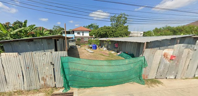 บ้านพักคนงาน ที่ดินเปล่าถมแล้ว  ทำเลดี บางแวก89-95  ใกล้สี่แยกทศกัณฑ์ 700 ม.และร้านสะดวกซื้อ ขนาด 165 ตร.ว. พื้นที่รวม 660 ตร.ม. กว้าง 26 ม.ลึก 26 ม. 13,998 B-M.ทำเลศักยภาพติดถนนบางแวก เหมาะสำหรับโกดัง สำนักงาน ธุรกิจ SME คลังสินค้า แคมป์คนงาน และลานจอดรถ เดินทางสะดวก ใกล้ตลาดสดสาย 2 1.2 กม.โรงพยาบาล สถานศึกษา และแหล่งไลฟ์สไตล์ครบครัน เชื่อมต่อถนนหลักได้หลายเส้นทาง Workers house Filled land leveled BangWaek 89-95 near Th