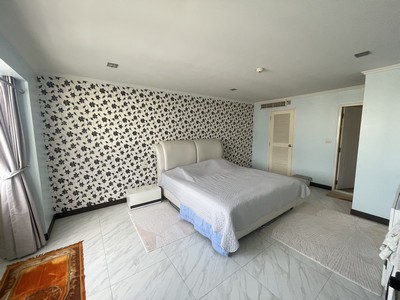 ขายคอนโด Omni Tower Sukhumvit Nana ขนาด 65.92 ตร.ม. 1 ห้องนอนใหญ่ ชั้น 25 วิวเมือง พร้อมเฟอร์นิเจอร์ ใกล้ BTS นานา เพียง 600 เมตร.TPI-3140.ขายคอนโด Omni Tower Sukhumvit Nana 65.92 ตร.ม. ชั้น 25 ใกล้ BTS นานา 600 ม..ที่ตั้ง : ซอยสุขุมวิท 4 แขวงคลองเตย เขตคลองเตย กรุงเทพมหานครGoogle Maps : https://maps.app.goo.gl/tAJQ9wjdWC1Lcxcp6.จุดเด่นของห้อง✅ ห้องขนาดใหญ่ 65.92 ตร.ม. หาได้ยากในย่านสุขุมวิท✅ ชั้น 25 วิวเมือง เปิดโล่ง อากาศถ่ายเทดี ทิศตะวันออกเฉียงใต้✅ ฟังก์ชันครบ 1