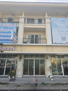 อาคารพาณิชย์ 3 ชั้น ซอย ABAC บางนาโครงการ Ritz ville Bangna เนื้อที่ 18.5 ตร.วา, พท.ใช้สอย 228 ตร.ม .TPI-3138.โอกาสสำหรับคนที่กำลังมองหาอาคารพาณิชย์ ใกล้ บางนา ทำเลที่มีทั้งนักศึกษา คนทำงาน และธุรกิจรายล้อม พร้อมบ้านเลขที่เลขมงคล 888/18 .อาคารพาณิชย์ในโครงการ Ritz ville Bangna✅ ที่ดิน 18.5 ตร.วา | พื้นที่ใช้สอย 228 ตร.ม.✅ 3 ห้องน้ำ | 3 ห้องอเนกประสงค์✅ จอดรถได้ 2 คัน.✅ เหมาะสำหรับทำออฟฟิศ คลินิก หรือธุรกิจบริการ�