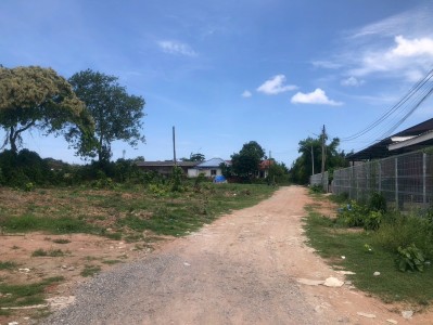ที่ดินเพื่อการลงทุนชั้นเยี่ยม ขายที่ดิน พัทยาที่ดินผืนใหญ่ 27 ไร่ 61 ตร.ว - เหมาะสำหรับการพัฒนาที่อยู่อาศัยหรือการลงทุนระยะยาวโอกาสสุดพิเศษในการเป็นเจ้าของที่ดินผืนใหญ่ติดกัน ในพื้นที่กำลังพัฒนาอย่างรวดเร็วของพัฒนาการ4 มาบยายเลีย พัทยาตะวันออก ทำให้เป็นตัวเลือกอันดับต้นๆ สำหรับนักพัฒนาที่ต้องการสร้างโครงการบ้านจัดสรร ระดับพรีเมียมหรือวิลล่าหรูรา�